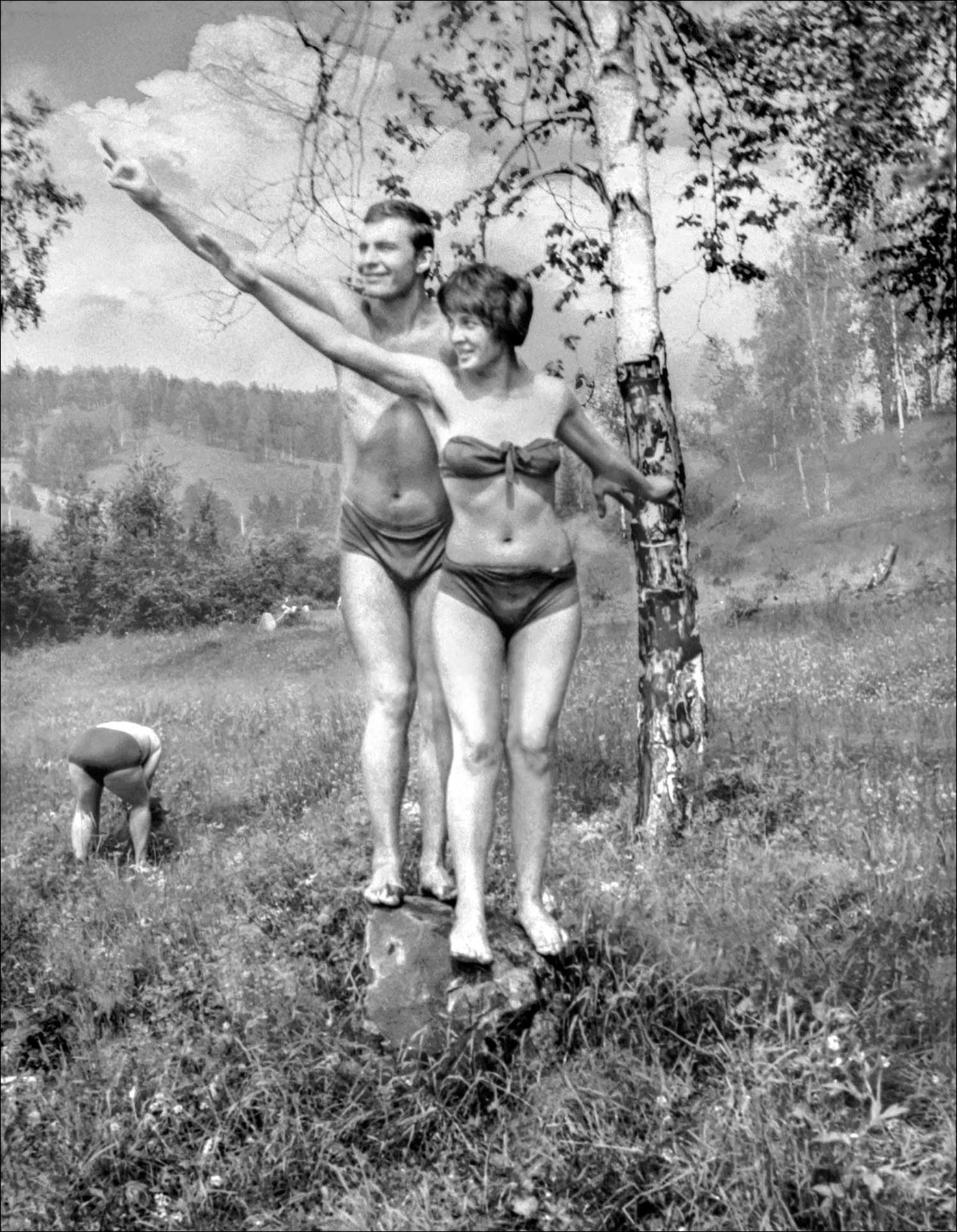 РАБОЧИЙ И КОЛХОЗНИЦА природа лес поляна отдых клубника юноша девушка женщина скульптура