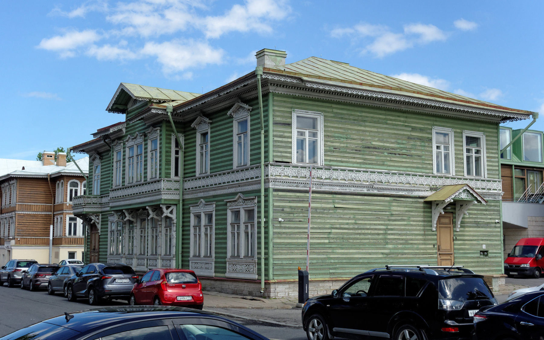Дом близ Ольгина пруда СПБ Новый_Петергоф здание