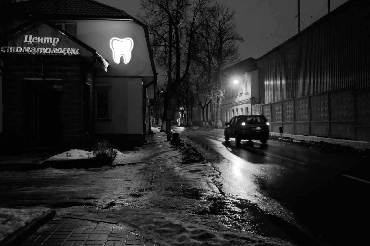ч/б вечер 9 вечер улица здания фонари деревья снег автомобиль