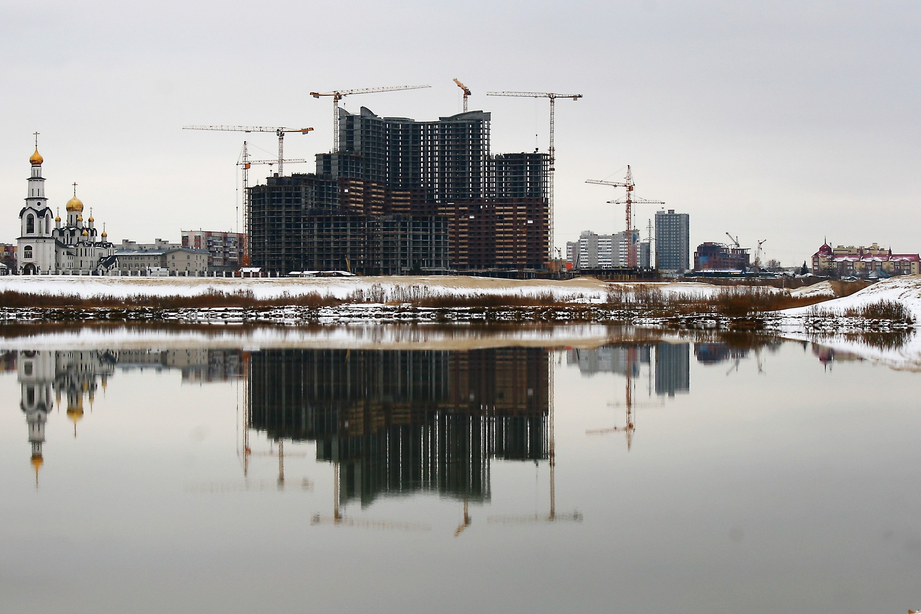 Параллельные Миры. осень отражение новостройка храм