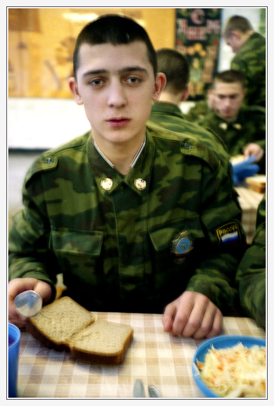 Из серии \"Среда обитания: армия\" (столовая) армия солдаты служба столовая пища