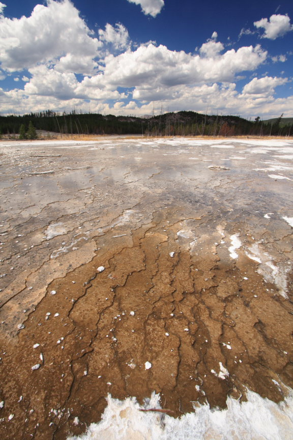Просыпавшееся облако пустошь гейзер облака небо лес равнина yellowstone
