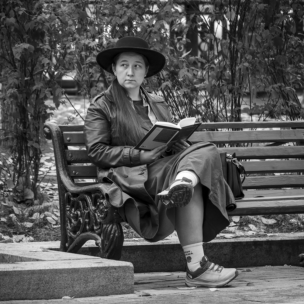 Дама в шляпе и с книгой в руках 