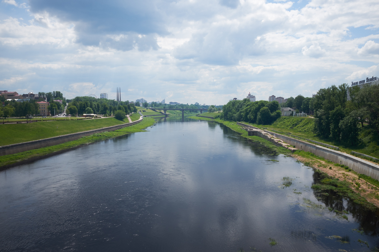 Лето лето река мост берега деревья здания небо облака