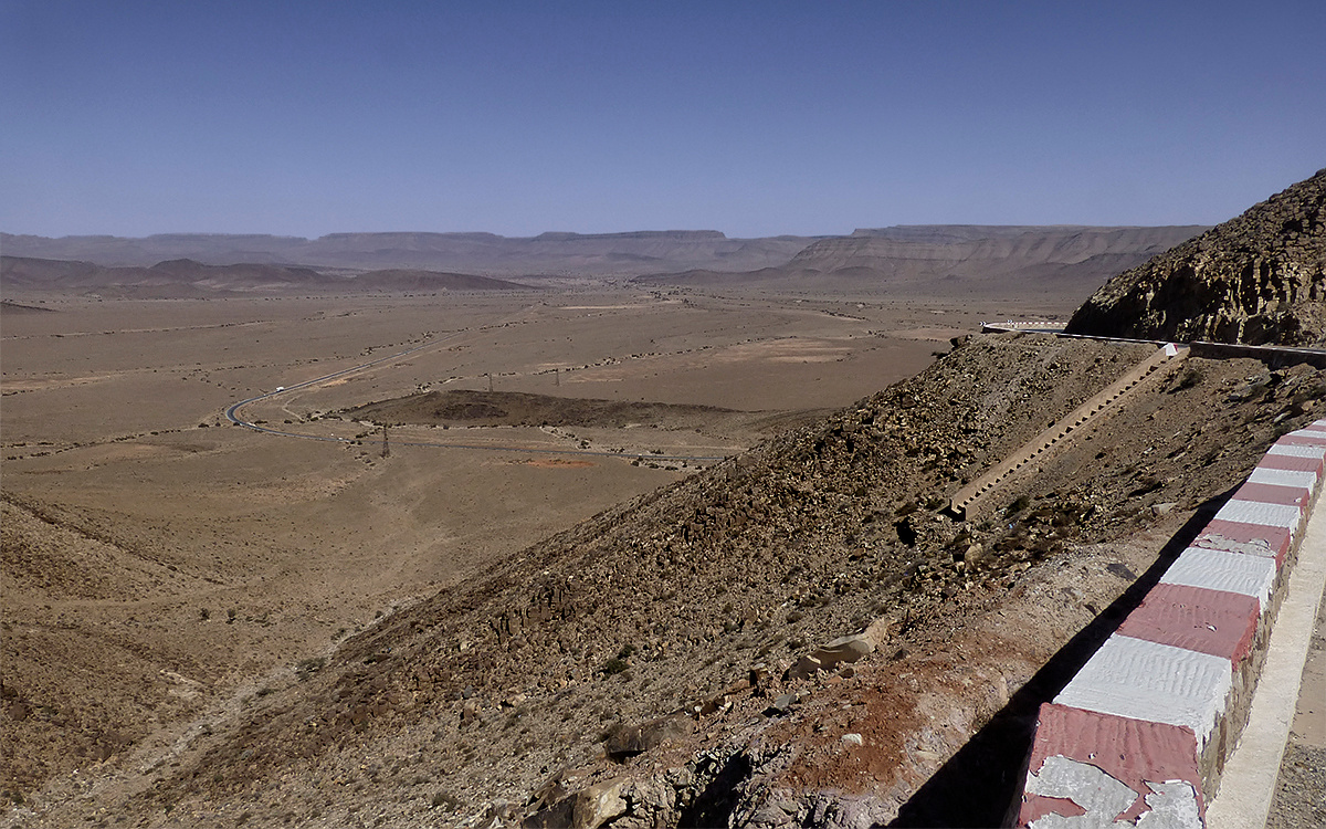 прямая дорога далеко внизу Марокко Morocco Асса Assa Гулимим Guilmim южный Антиатлас дорога внизу