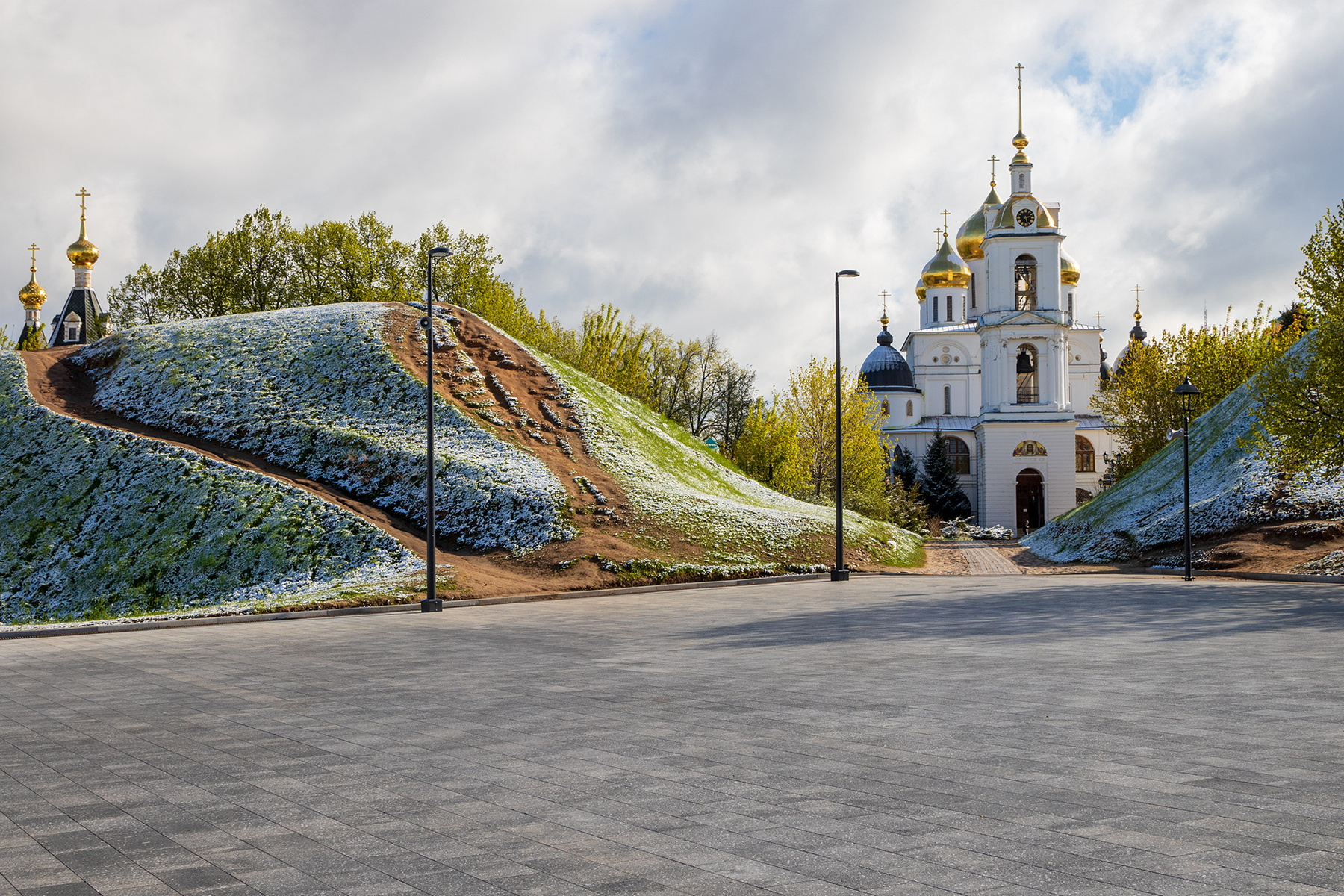 Был месяц май. 