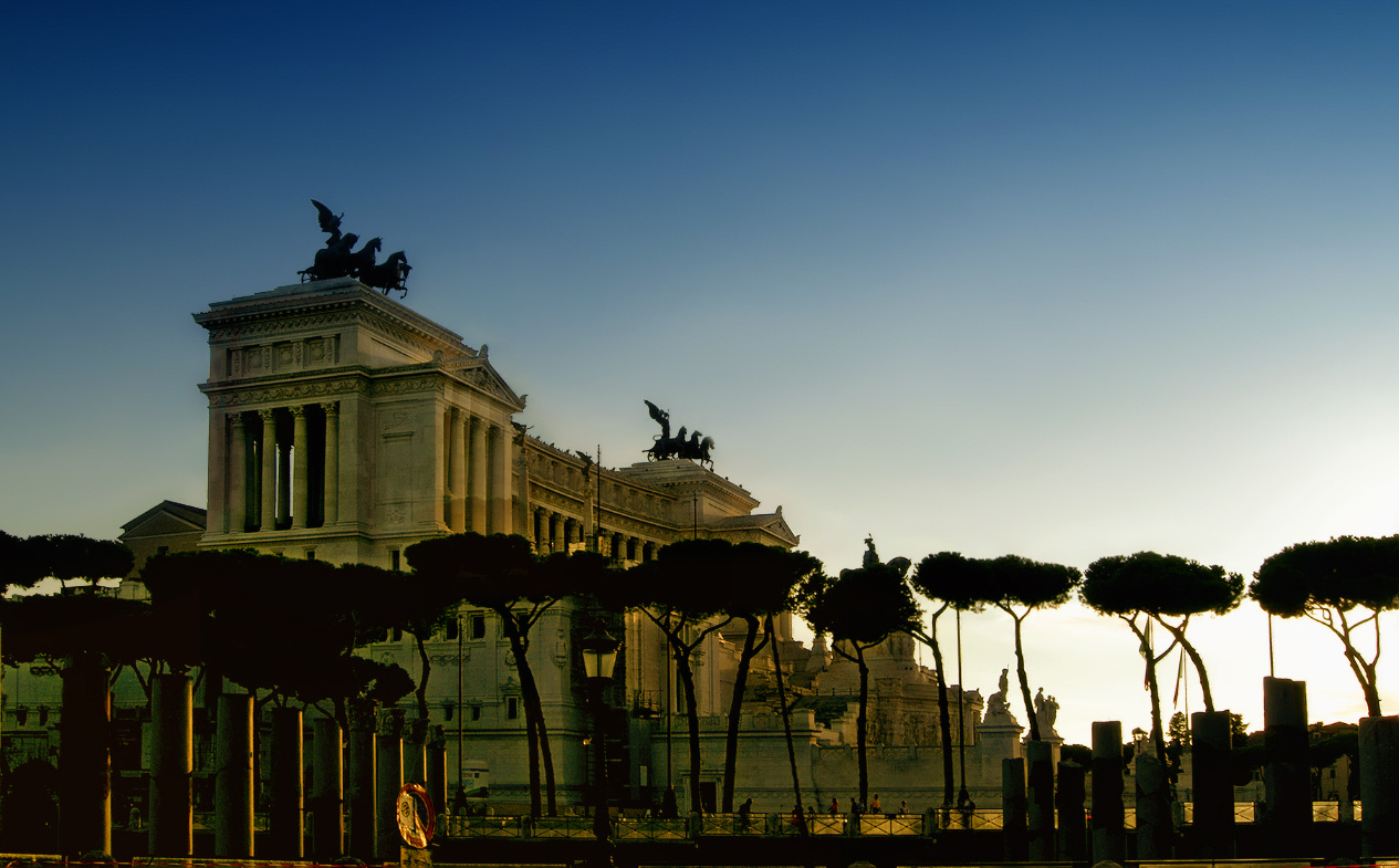 *** Алтарь Отечества (Altare della Patria) в последних лучах солнца. 