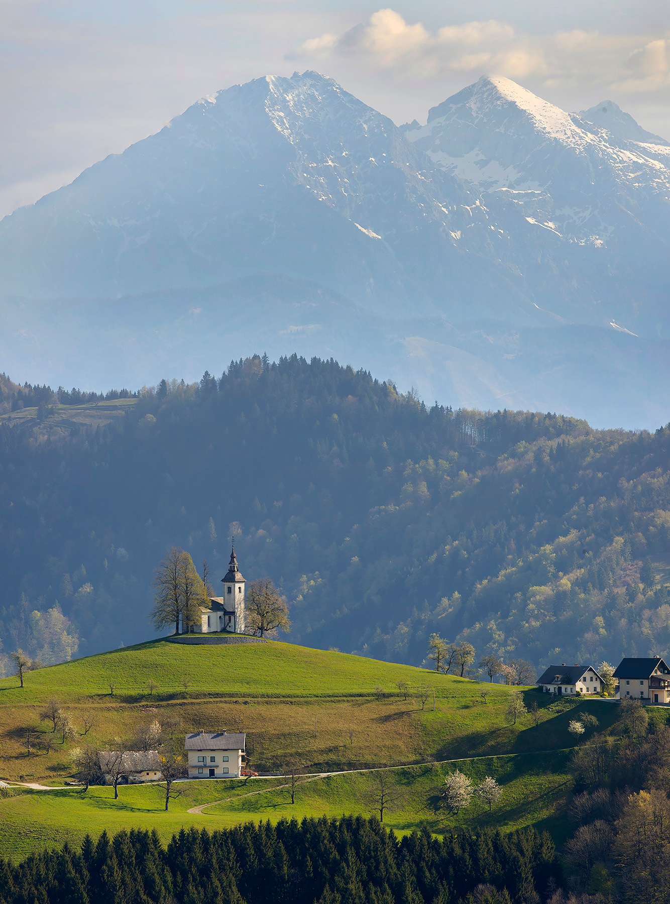 Церковь Святого Томаша словения шкофья-лока альпы пейзаж церковь slovenia alps skofjalika church