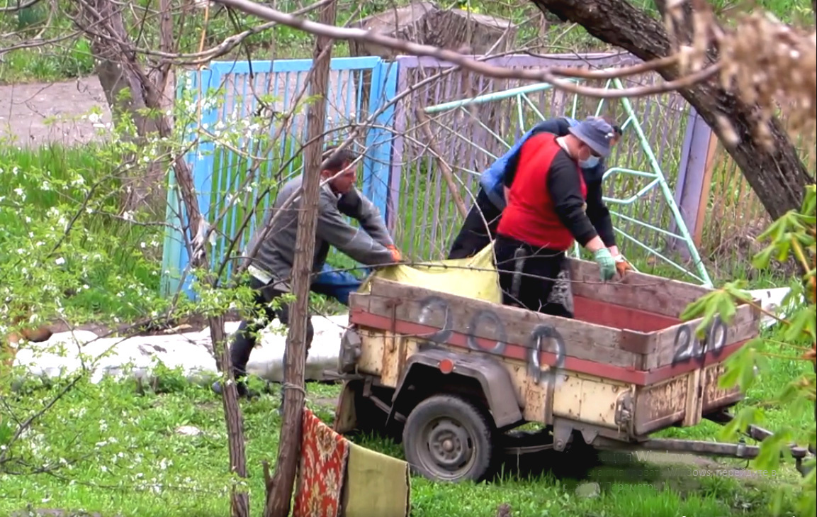 Сбор трупов во дворах Мариуполя после милитари корректировки архитектуры советских жилых кварталлов. апрель 22. 