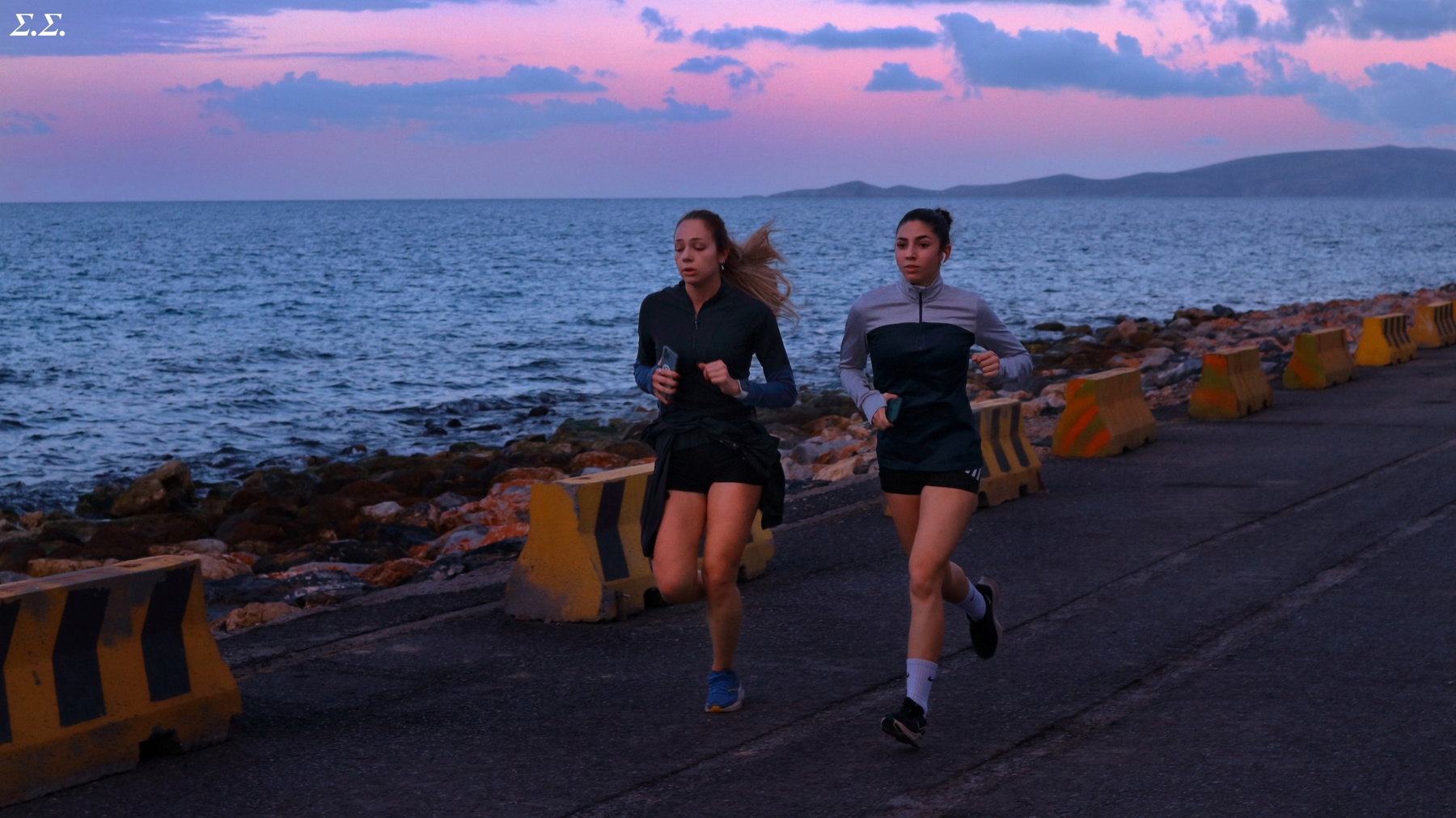 RUNNERS BY THE SEA 