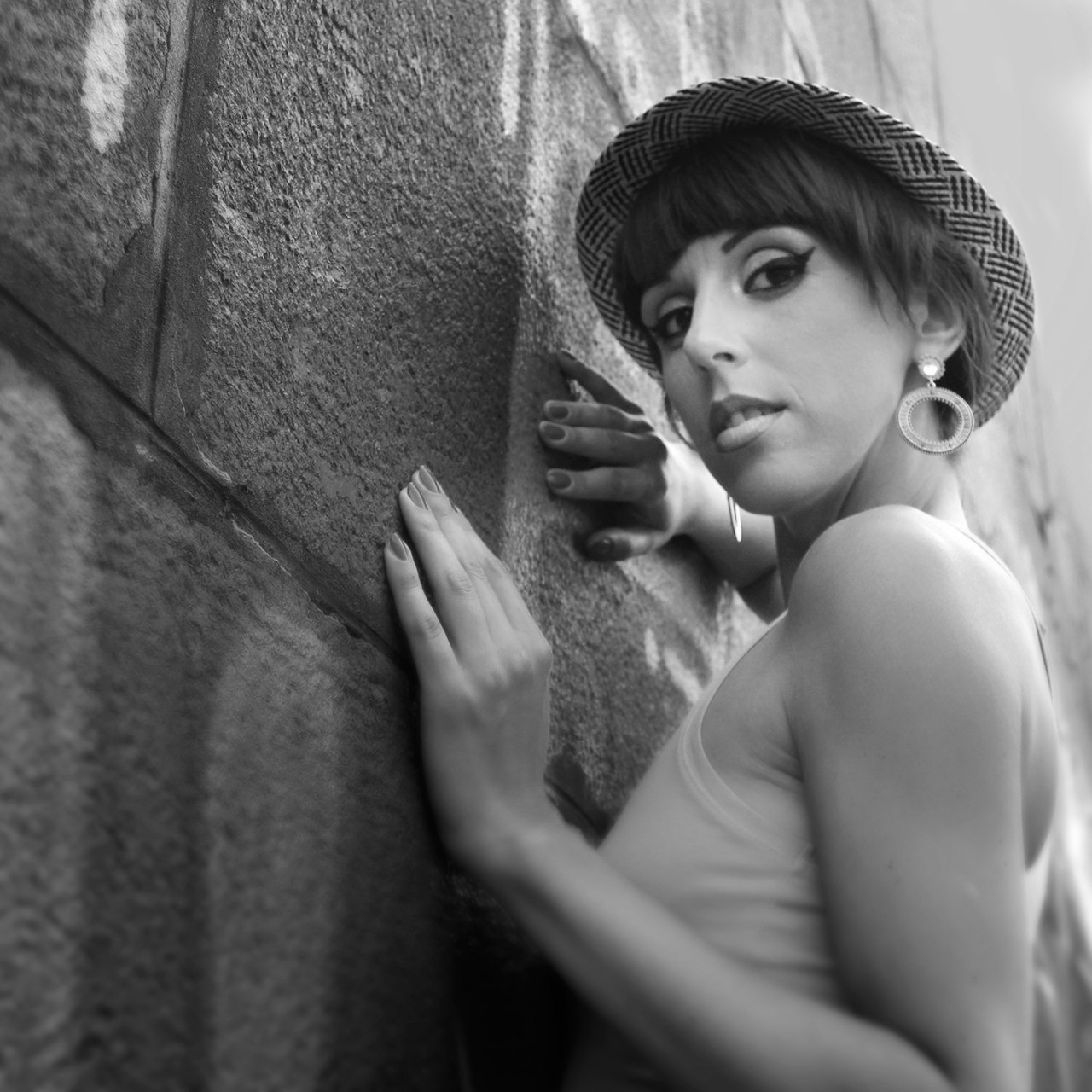 Серія "Мова її погляду".  60-ті Black and White Square Composition Photography Make-Up Beauty Applying Brush Fashion Glamour Human Face Young Women Beautiful Woman Lifestyles