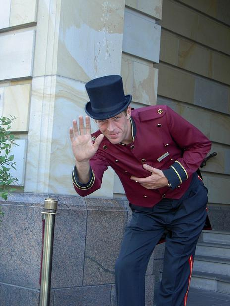 пап, а почему когда я с камерой мне все улыбаются? Портье фокусник зажал монетку или пуговку кто его разберет