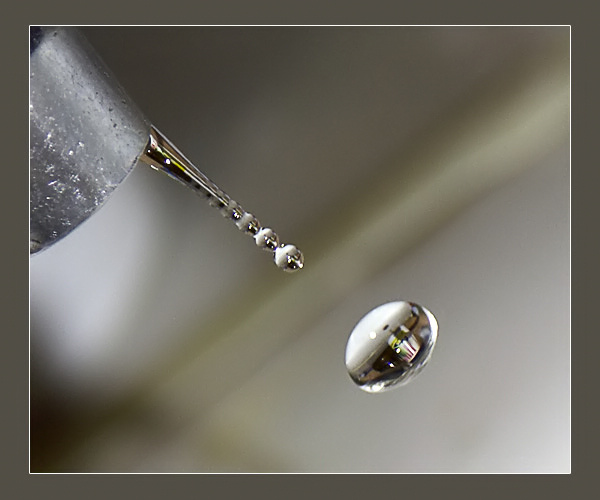 Горячей воды.NET последняя капля горячей воды упала на кафель холодного пола