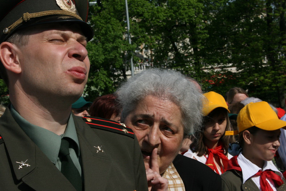 Ну, бабушка! Я уже взрослый! Вот вот Генерала дадут, а вы!!! 