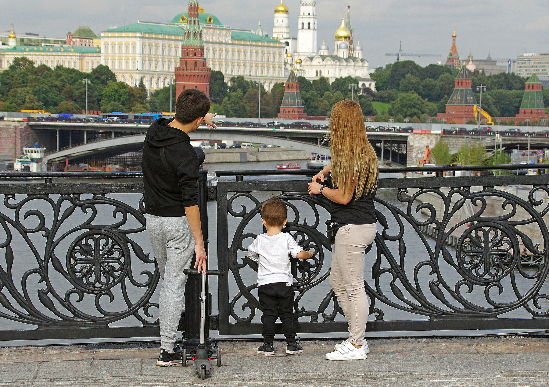 Семья на мосту 