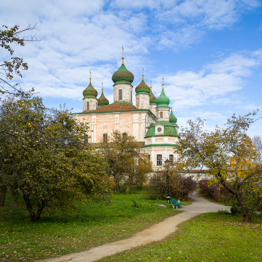 В монастырском саду Переславль-Залесский осень