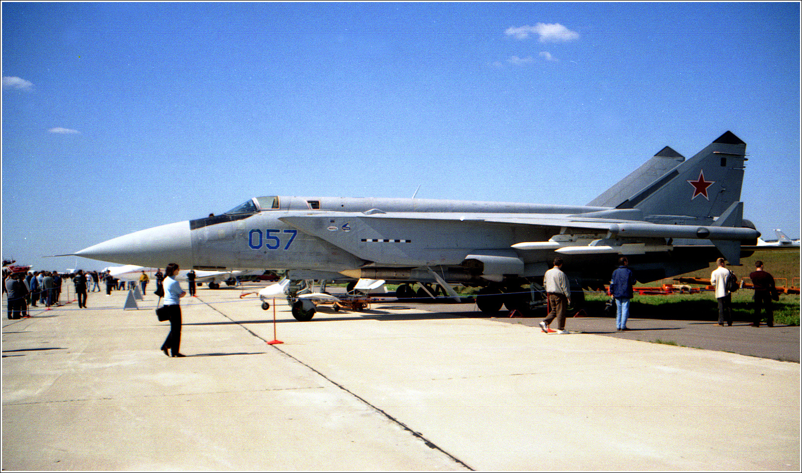 МиГ-31М Миг-31М авиация самолет стоянка Жуковский 1998