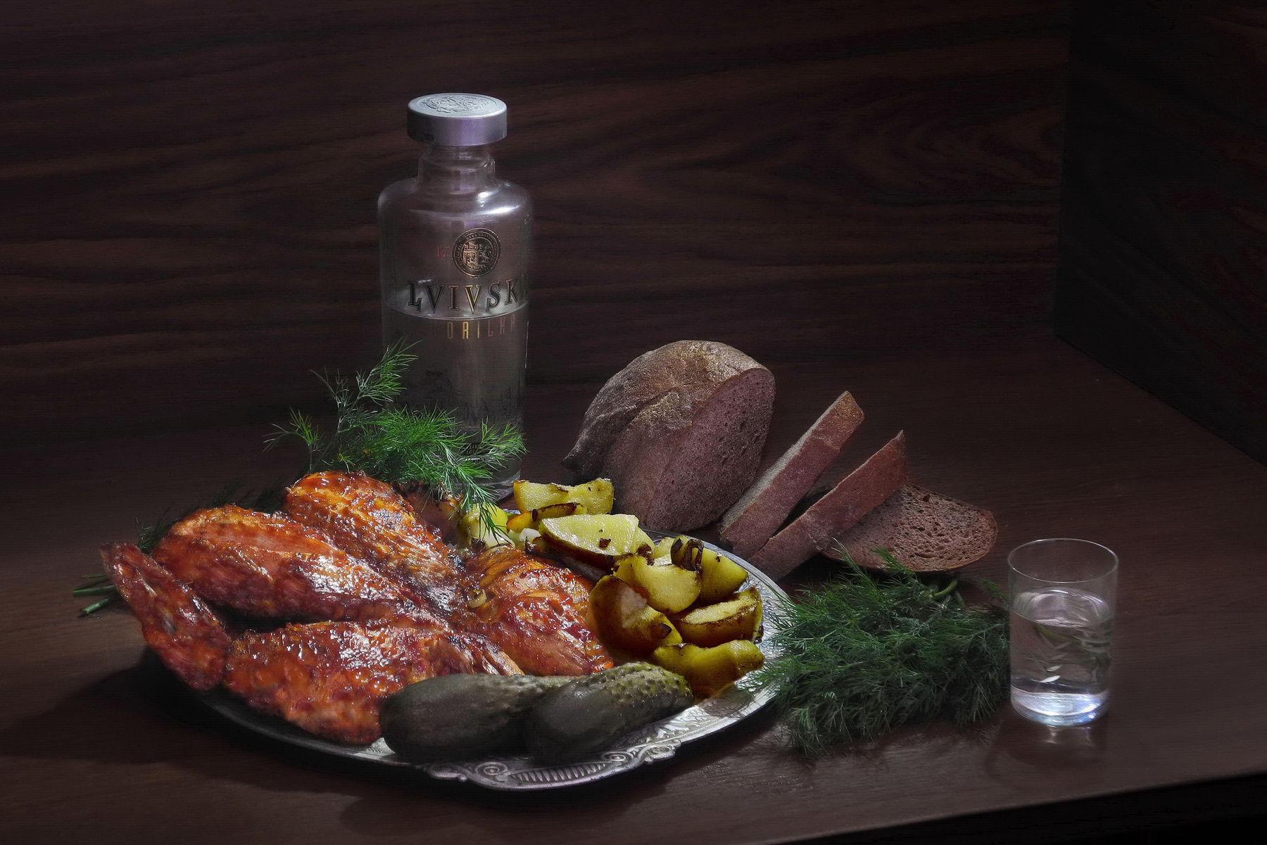 Курица запечённая - бабочка. Из серии - "Натюрморт со смаком". курица еда водка хлеб картошка огурец укроп