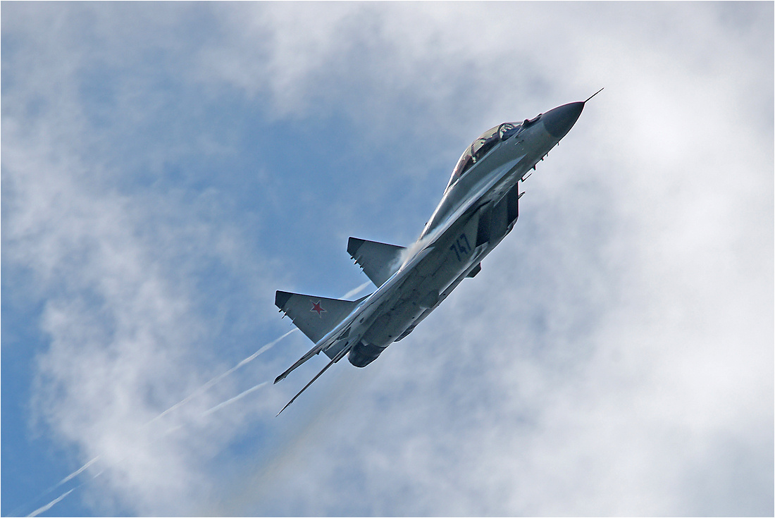 МиГ-35 МиГ-35 авиация самолет МАКС-2015 полет облака
