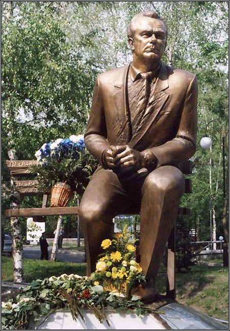 Ты сидишь на скамейке, а рядом бушуют трибуны, Ты сидишь на скамейке, а мы вспоминаем любя... мемориал памяти Лобановский тренер футбол