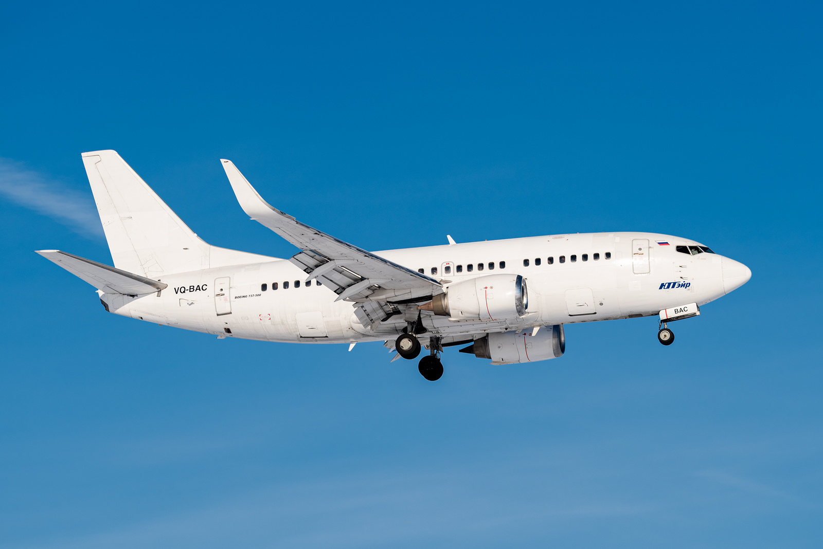 Белый самолёт utair boeing