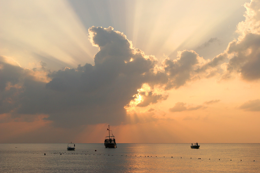 На рейде море,рассвет,кораблик