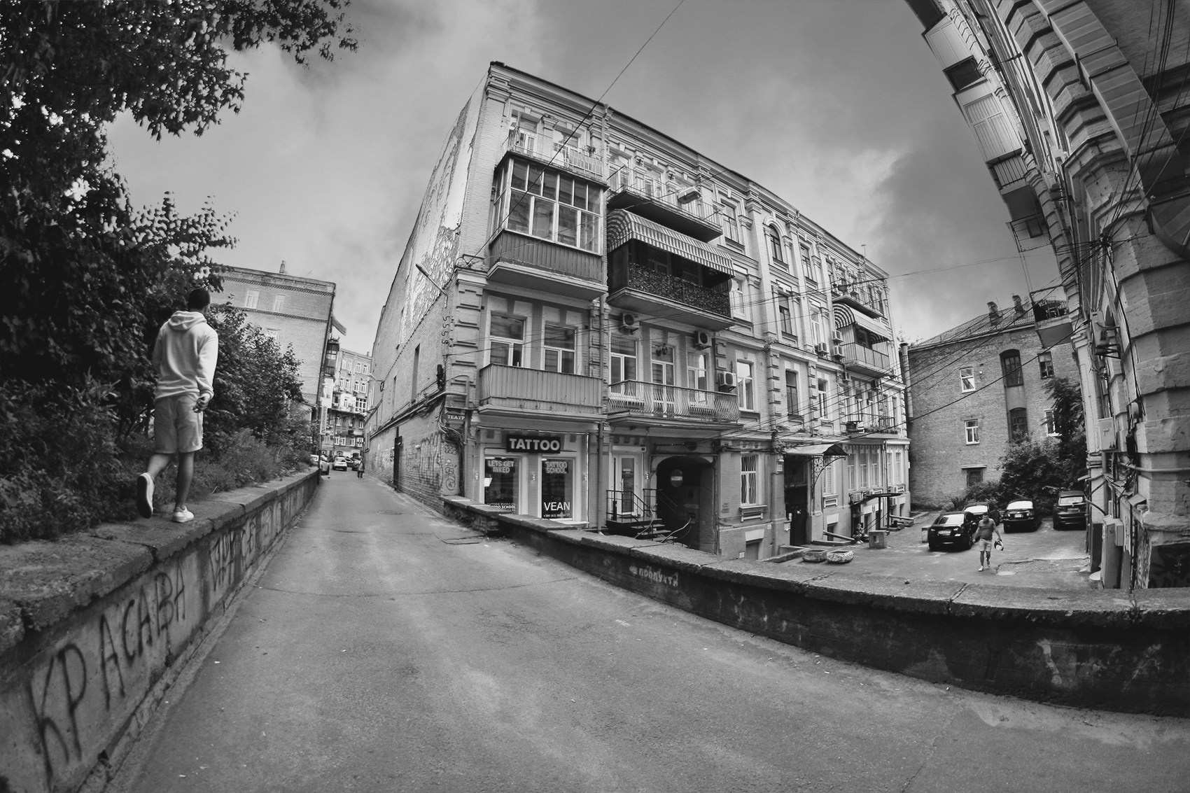 Серія "Прогулянки містом". Красава Horizontal Photography Outdoors Bicycle Building Exterior Architecture Day Street Built Structure City Transportation Three People Travel Life Mode of Transport
