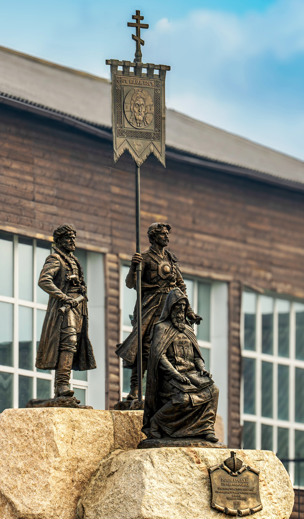 Памятник основателям г. Енисейска, Красноярский край Памятник основатели Енисейск Красноярский край три бронзовые фигуры трое скульптора первопроходцы Восточная Сибирь