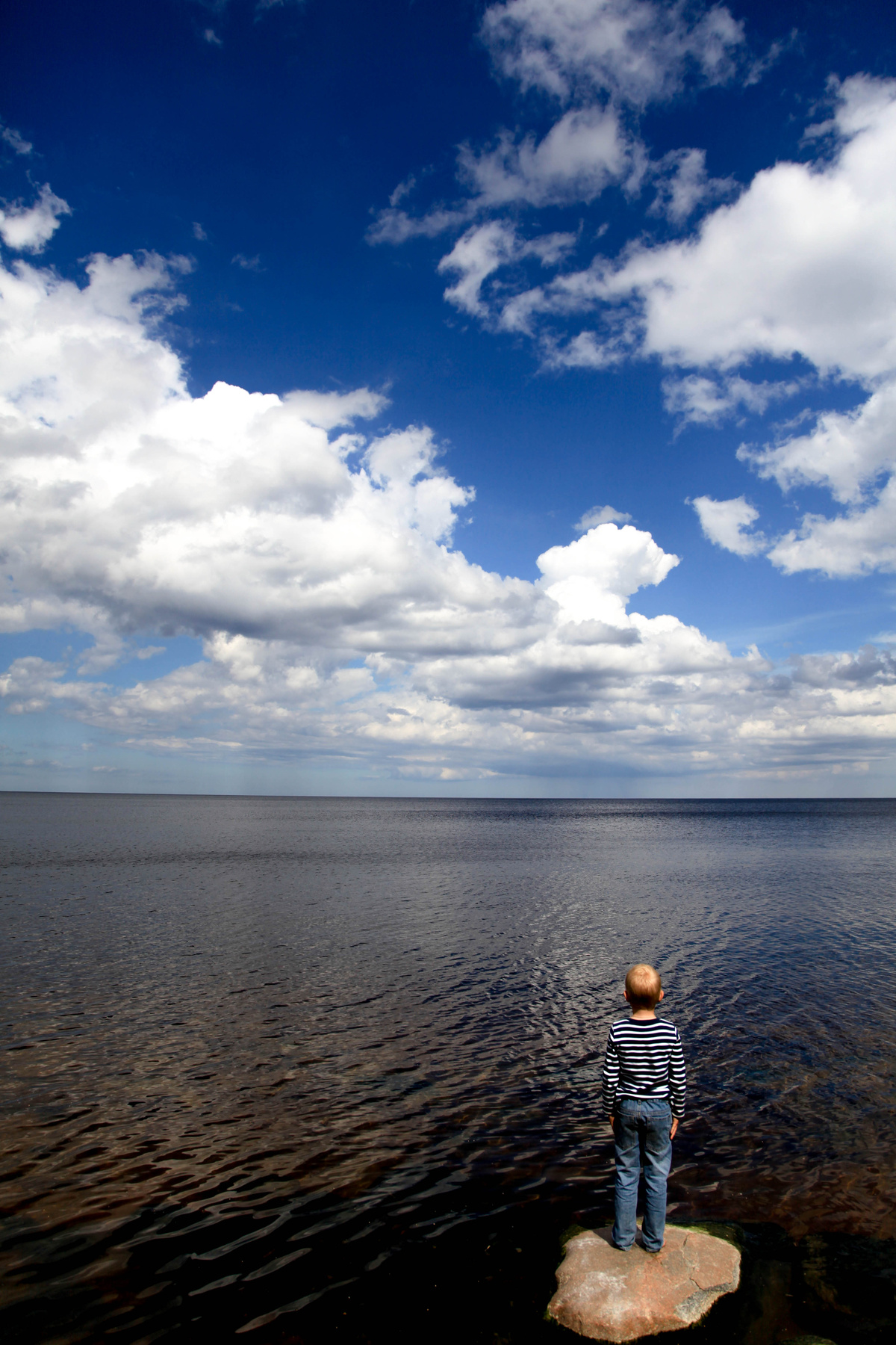 мечта ребенок, мальчик, озеро, природа, камень, вода, гладь. небо, облака, даль, мечта, взгляд, горизонт
