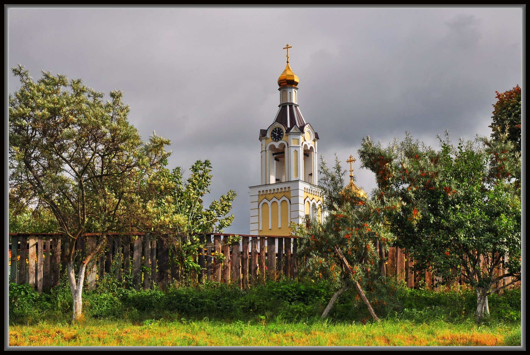 Вид на храм Рождества Пресвятой Богородицы со стороны колокольни, 08.09.2015 
