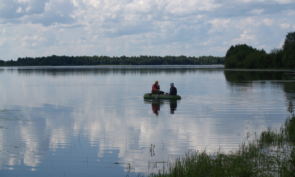 Любители рыбалки Озеро лодка рыбаки