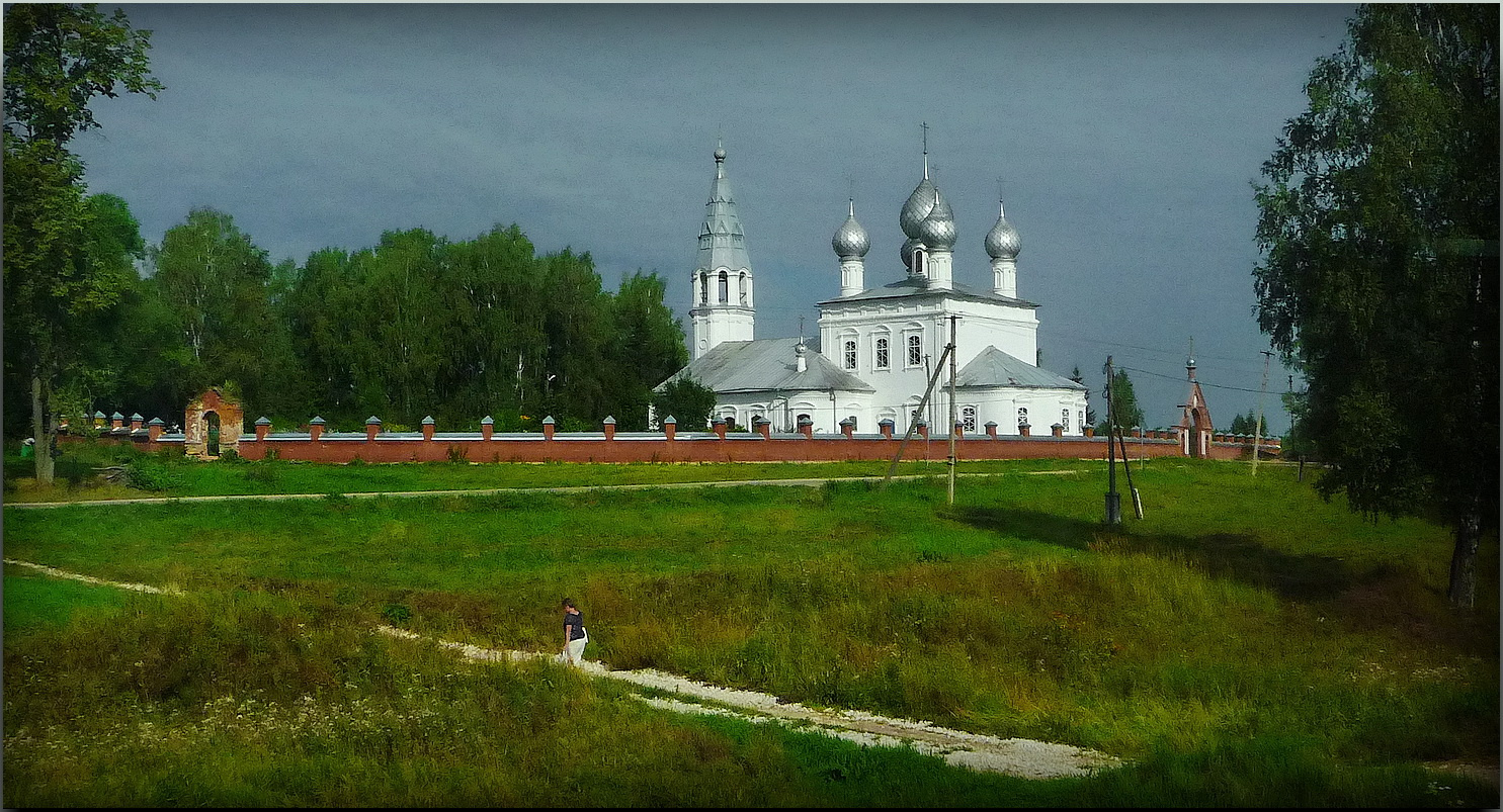 Из окна электрички! август лето 2014г ж.д город Кострома-Ярославль отдых электричка пейзаж церковь дорога shovlag