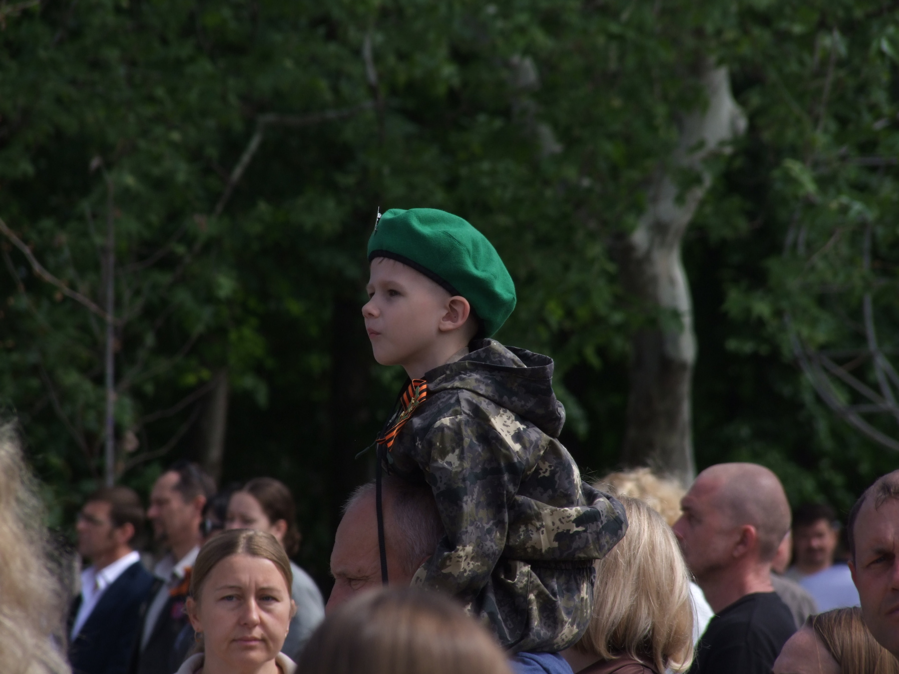 На папиных плечах дети парад