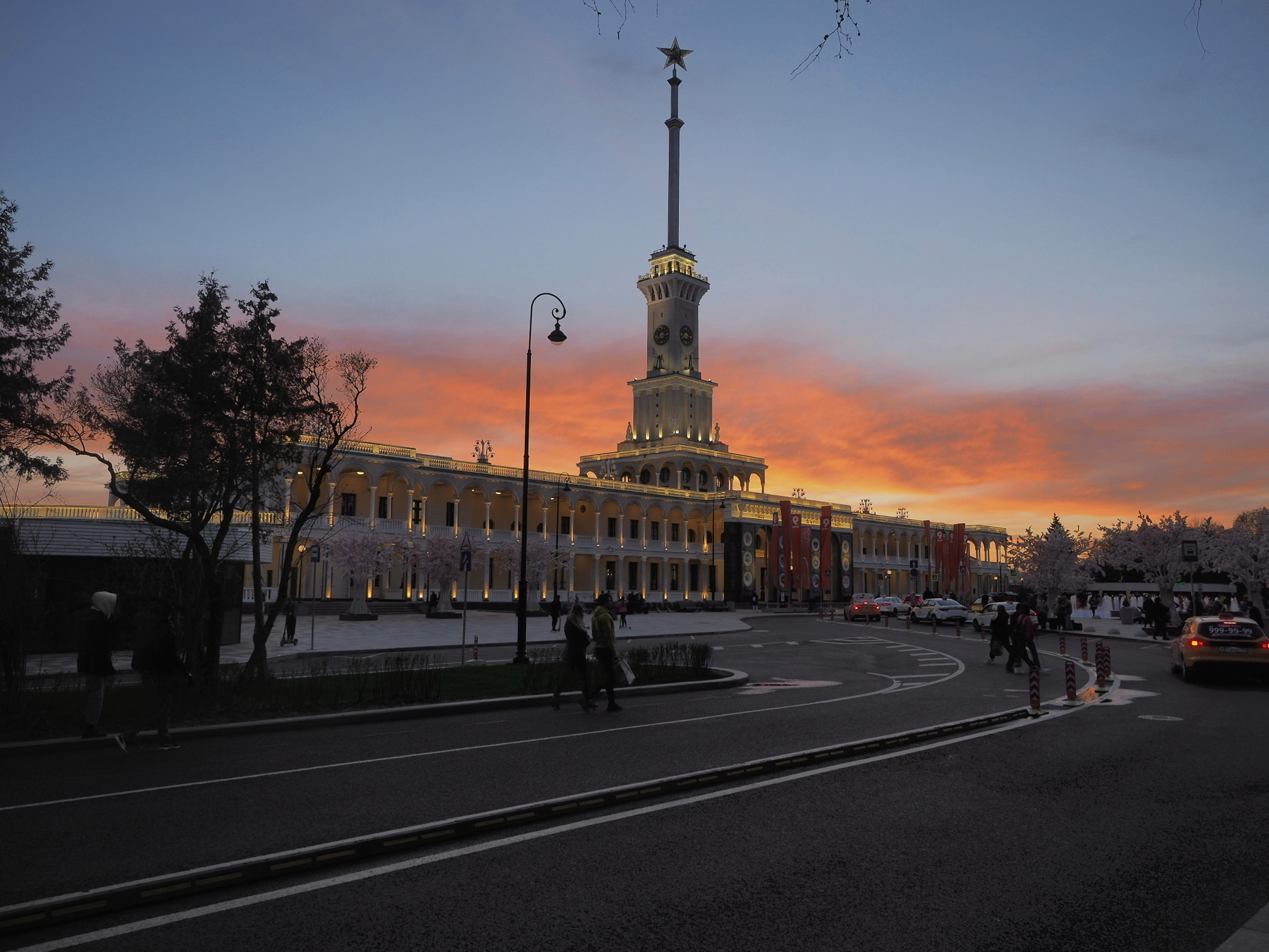 Красивый закат у Северного речного вокзал в Москве. 
