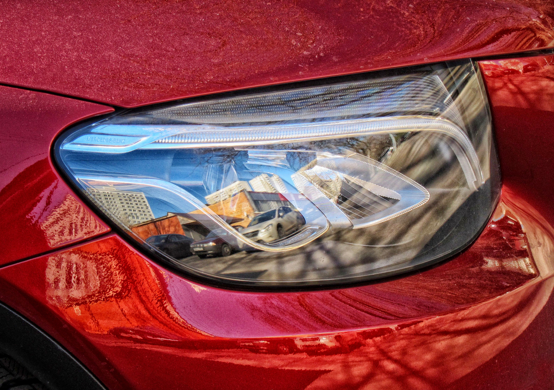весенние отражения Москва весна местные задворки автомобильная фара Mercedes-Benz