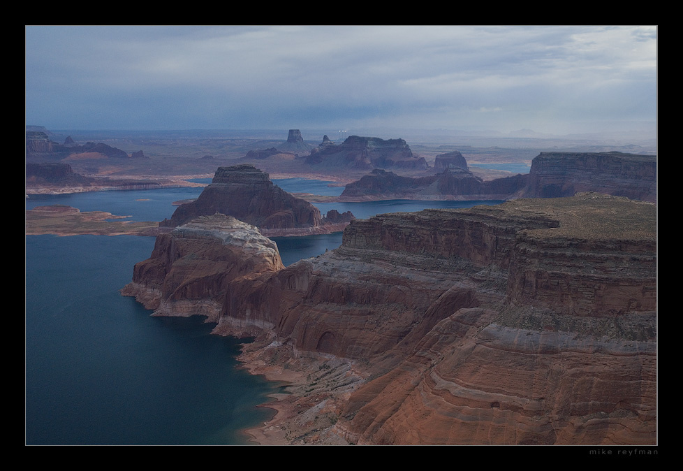 Синий вечер в порту Lake Powell, Glen Canyon, Utah, Arizona, US