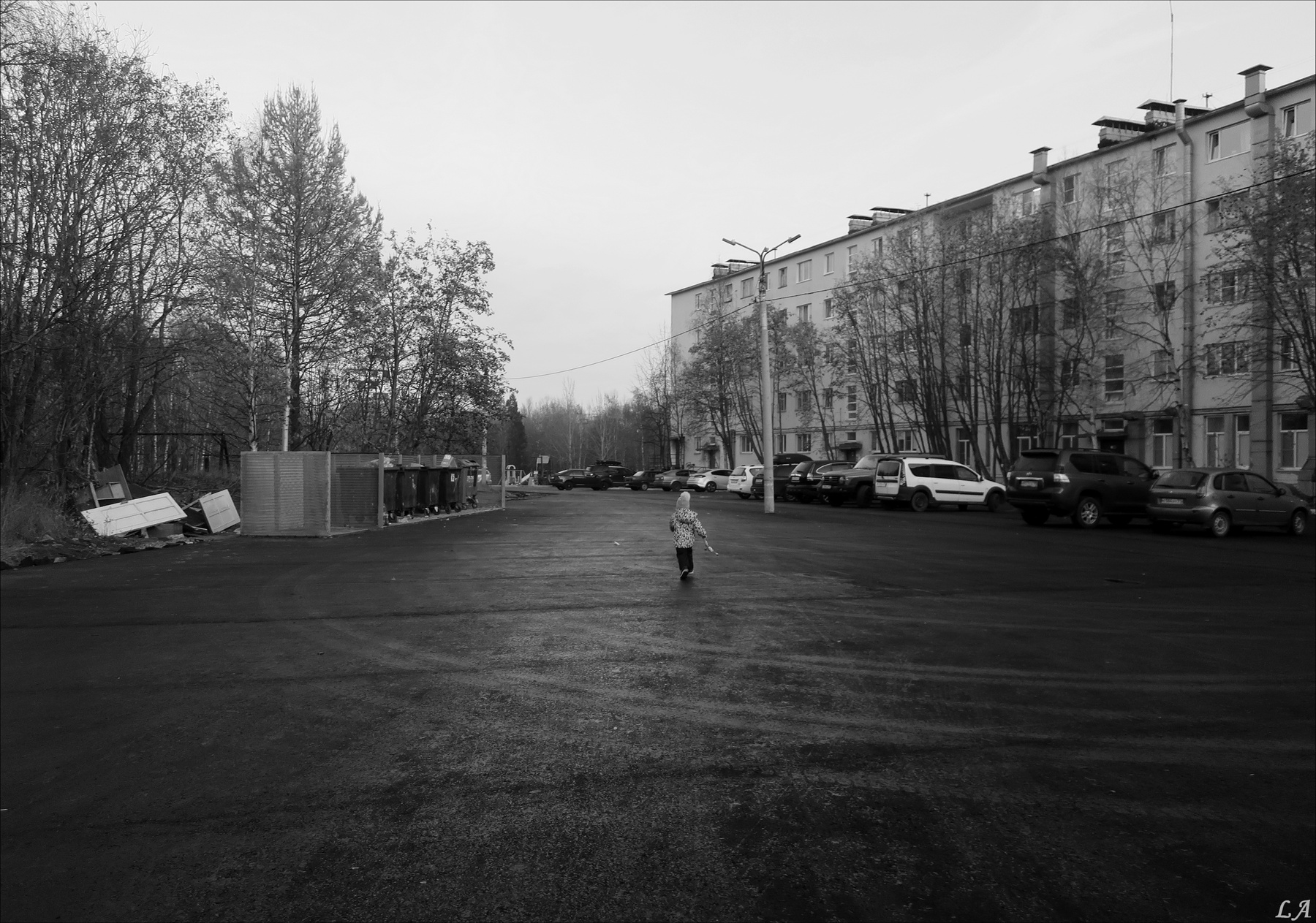 Двор её Детства фототренер Александр Мамакин Творческий Союз Снежный Лев Lihgra Advenyture фото Светланы Мамакиной Путешествие Расфокус Россия Север Заполярье Кольский полуостров Мурманская область Мончегорск двор девочка осень октябрь