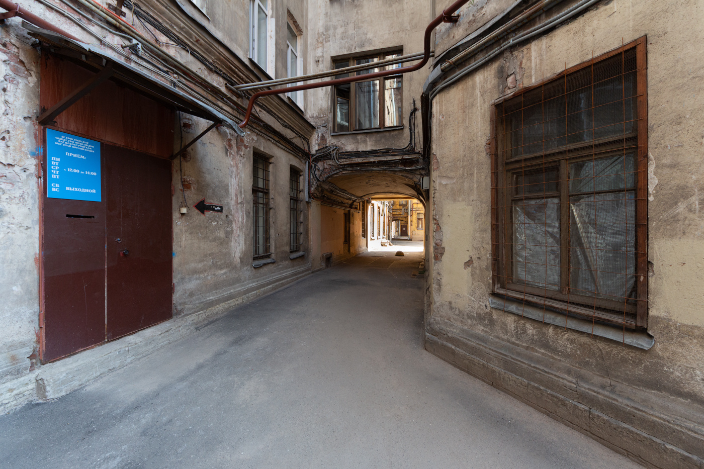 IMG_5445 архитектура россия питер петербург санкт-петербург санктпетебург двор дворы спб старыйфонд старый фонд колодец колодцы дворколодец дворыколодцы двор-колодец дворы-колодцы здание окно окна дом васильевский остров