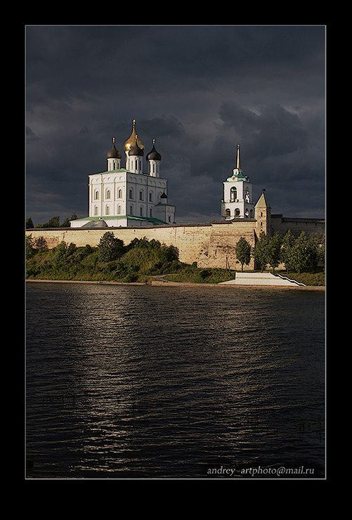 Псковский кремль кремль, Псков, закат, облачно, перед дождем, солнце