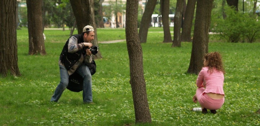 Затаился перед прыжком фотоохота, фотограф