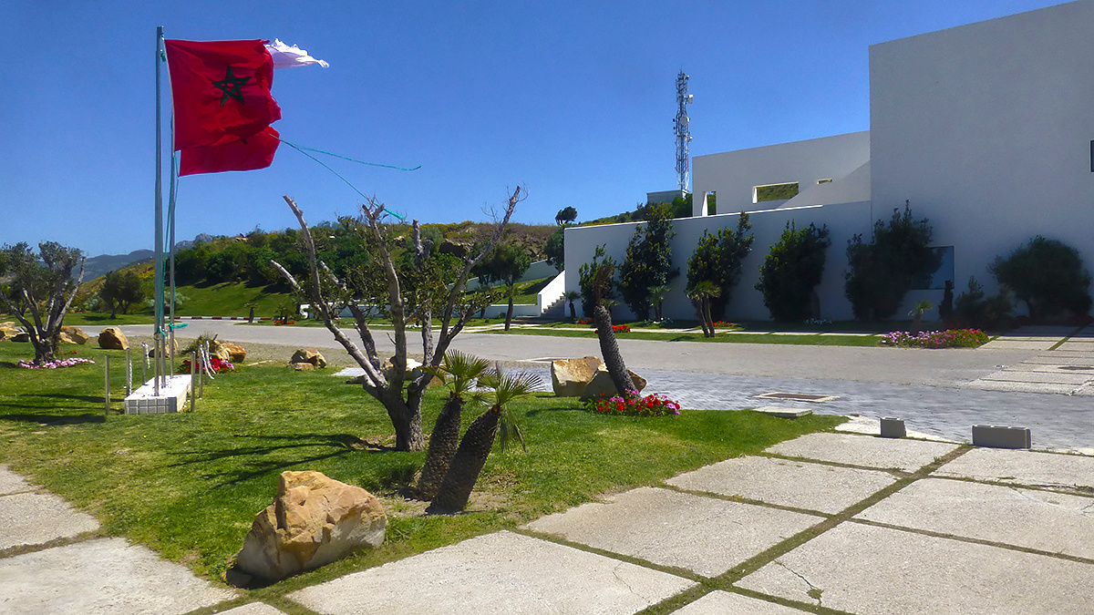 Марокко это ветер Марокко Morocco Танжер Tanger Med торговый порт ветер флаги