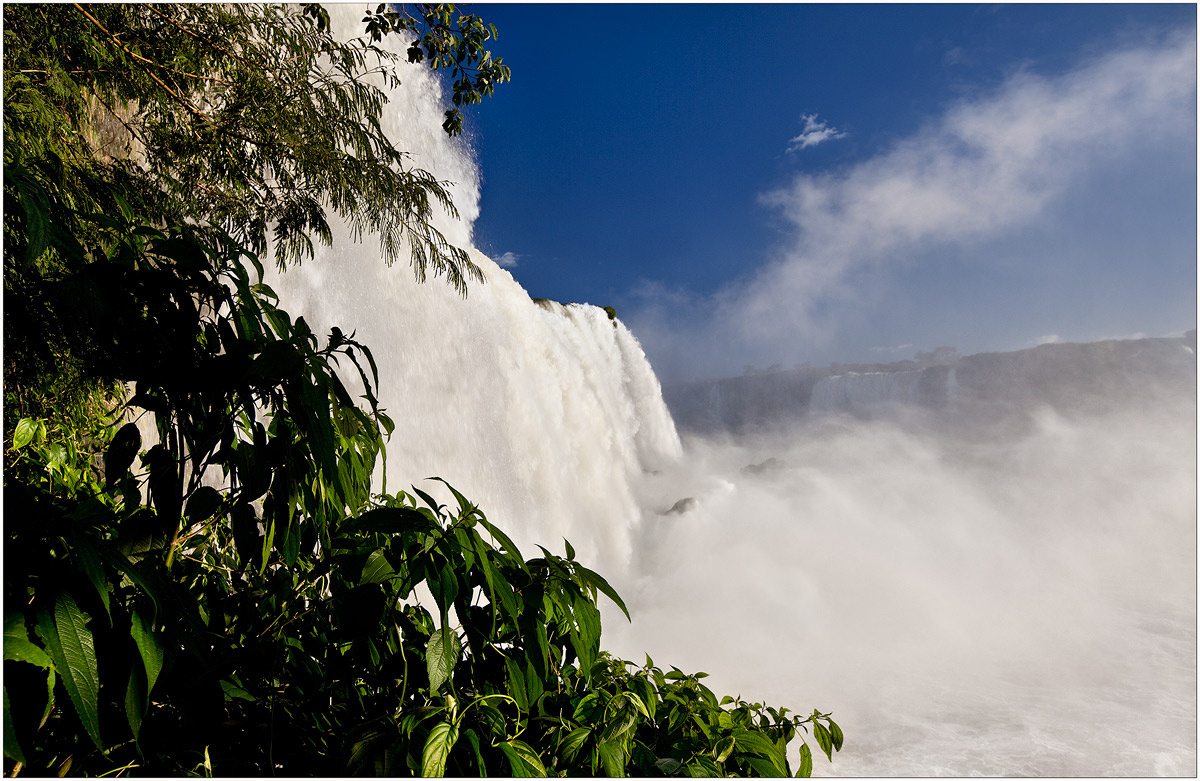 Большая вода  Iguassu Falls National Park Brazil
