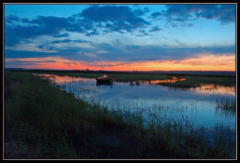 Безмятежность вода лодка закат краски