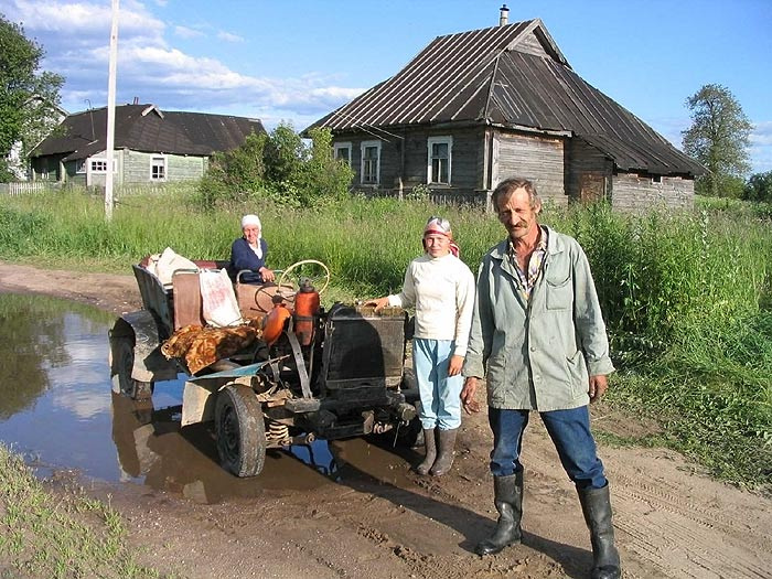 Машина дяди Саши Кулибина, сам дядя Саша и его семейство... машина авто таратайка самоделка Кулибин