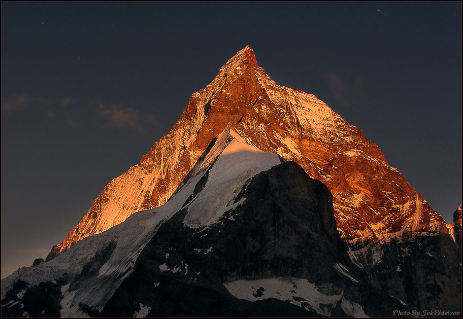 Matterhorn перед сном Matterhorn Swiss Alps Snow Rock Ice Gold Sunset Mountain Швейцария Вечер Горы Снег Лёд Скалы Золото Закат Маттерхорн