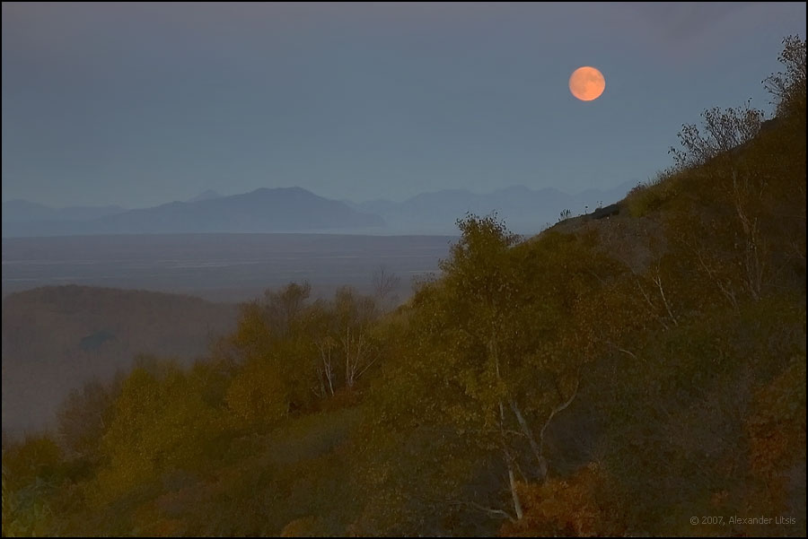 Лунная ночь над Камчаткой луна горы туман камчатка