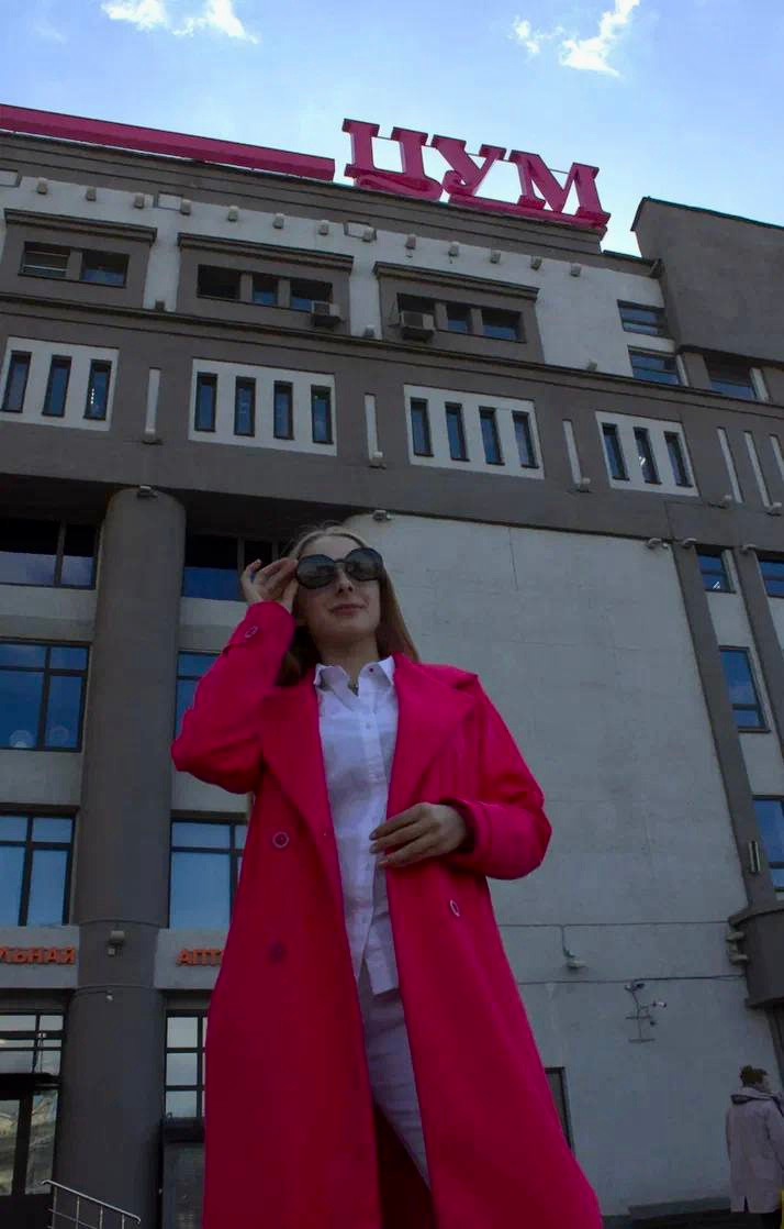 Немного ярко-розового в ленту розовый девушка стильный образ фотографично