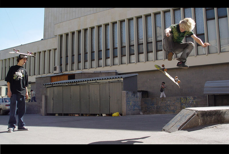 Heelflip через человека ....ЫЫЫ...Skate