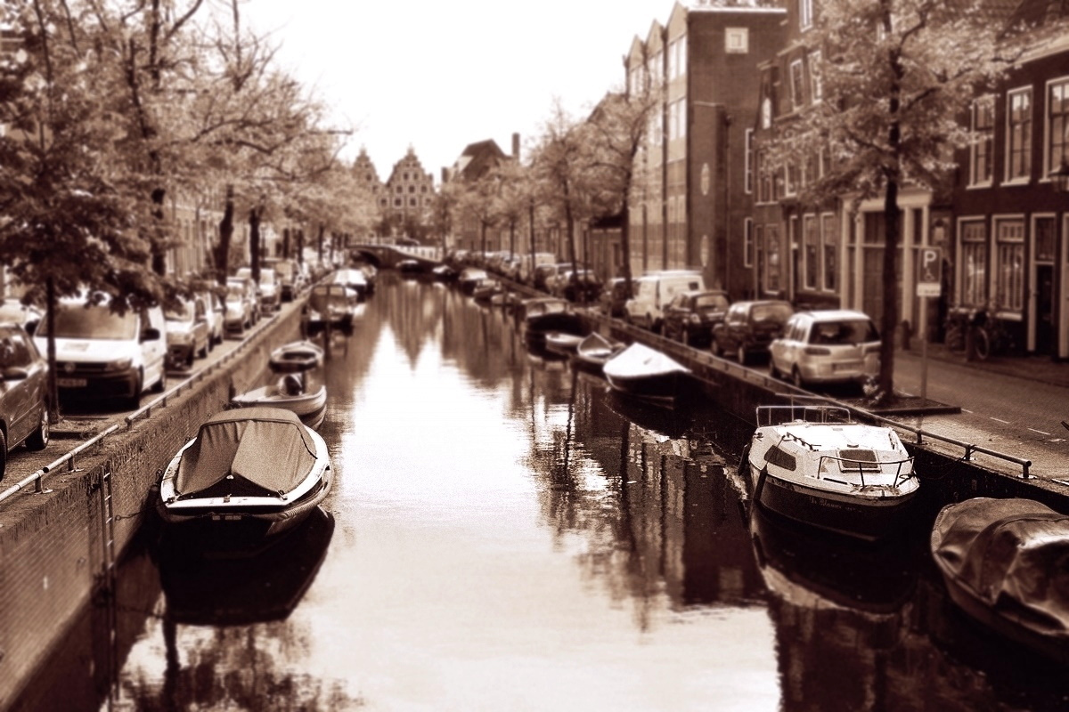 Haarlem Нидерланды Haarlem Netherlands Харлем Нидерланды город архитектура канал лодки улица автомобили