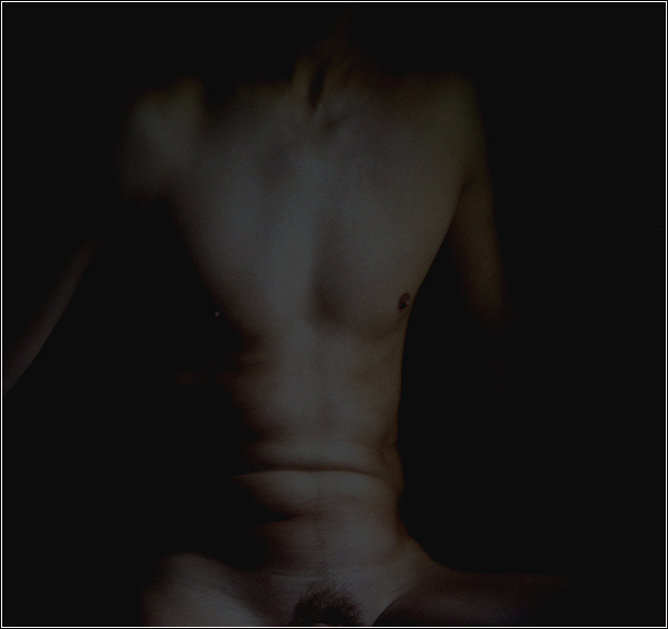 Sidjashtshii v temnote. Torso. Man nude